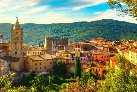 Gebäudereinigung Massa in Italien - Stadtbild von Massa mit grün bewachsenen Bergen im Hintergrund - Clean Team