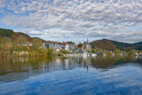 Gebäudereinigung Wuppertal - Stadtbild von Wuppertal von einem See aus gesehen - Clean Team